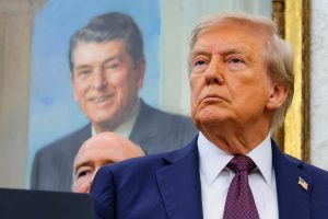 O presidente dos EUA, Donald Trump, em frente a uma pintura do ex-presidente Ronald Reagan, no Salão Oval da Casa Branca, em Washington, D.C. - 2/10/2025 | Foto: Brian Snyder/Reuters