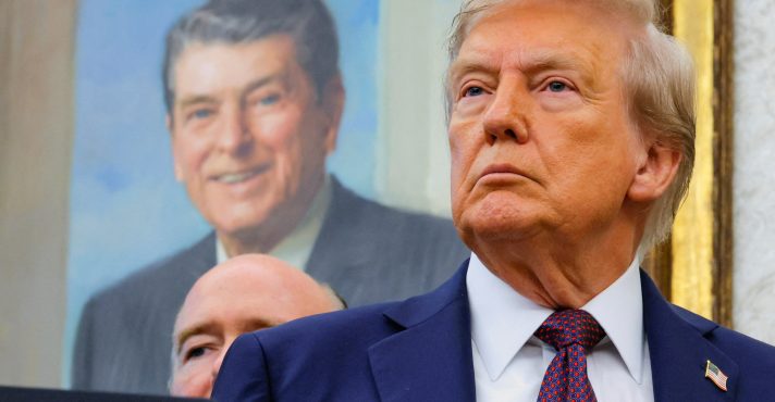 O presidente dos EUA, Donald Trump, em frente a uma pintura do ex-presidente Ronald Reagan, no Salão Oval da Casa Branca, em Washington, D.C. - 2/10/2025 | Foto: Brian Snyder/Reuters