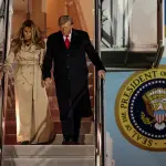 Aeroporto de Stansted, em Londres: Trump e a primeira-dama Melania desembarcam do Air Force One ao chegarem para uma visita de Estado à Grã-Bretanha | Foto: REUTERS/Chris Radburn