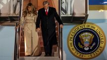 Aeroporto de Stansted, em Londres: Trump e a primeira-dama Melania desembarcam do Air Force One ao chegarem para uma visita de Estado à Grã-Bretanha | Foto: REUTERS/Chris Radburn