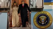 Aeroporto de Stansted, em Londres: Trump e a primeira-dama Melania desembarcam do Air Force One ao chegarem para uma visita de Estado à Grã-Bretanha | Foto: REUTERS/Chris Radburn
