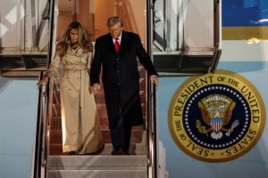 Aeroporto de Stansted, em Londres: Trump e a primeira-dama Melania desembarcam do Air Force One ao chegarem para uma visita de Estado à Grã-Bretanha | Foto: REUTERS/Chris Radburn