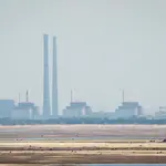 A Usina Nuclear de Zaporizhzhia, vista da margem do Reservatório de Kakhovka, perto da cidade de Nikopol – 16/6/2023 | Alina Smutko/Reuters