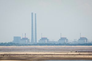 A Usina Nuclear de Zaporizhzhia, vista da margem do Reservatório de Kakhovka, perto da cidade de Nikopol – 16/6/2023 | Alina Smutko/Reuters