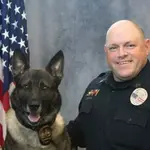 O pastor alemão K-9 e o sargento Barry Sullivan: quase dez anos depois, 'aposentadoria' comovente | Foto: Reprodução/Twitter/X