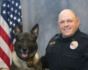 O pastor alemão K-9 e o sargento Barry Sullivan: quase dez anos depois, 'aposentadoria' comovente | Foto: Reprodução/Twitter/X