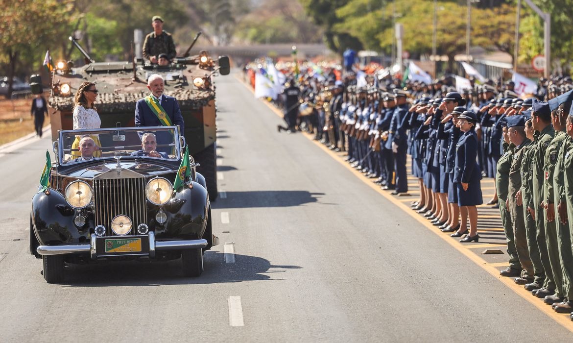 Carro presidencial no desfile do 7 de Setembro, em Brasília: quase R$ 7,5 milhões de gastos com a cerimônia que teve baixa adesão de público | Foto: Marcelo Camargo/Agência Brasil