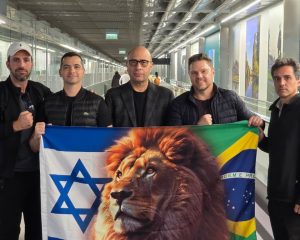 Parte do grupo que desembarcou em Tel Aviv, Israel, nesta terça-feira, 9