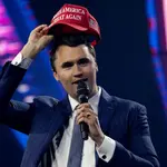 Charlie Kirk, fundador da Turning Point USA, coloca um boné MAGA durante a conferência AmericaFest 2024, patrocinada pelo grupo de direita Turning Point, em Phoenix, Arizona, EUA, em 19 de dezembro de 2024. REUTERS/Cheney Orr/Foto de arquivo