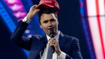 Charlie Kirk, fundador da Turning Point USA, coloca um boné MAGA durante a conferência AmericaFest 2024, patrocinada pelo grupo de direita Turning Point, em Phoenix, Arizona, EUA, em 19 de dezembro de 2024. REUTERS/Cheney Orr/Foto de arquivo