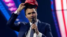 Charlie Kirk, fundador da Turning Point USA, coloca um boné MAGA durante a conferência AmericaFest 2024, patrocinada pelo grupo de direita Turning Point, em Phoenix, Arizona, EUA, em 19 de dezembro de 2024. REUTERS/Cheney Orr/Foto de arquivo