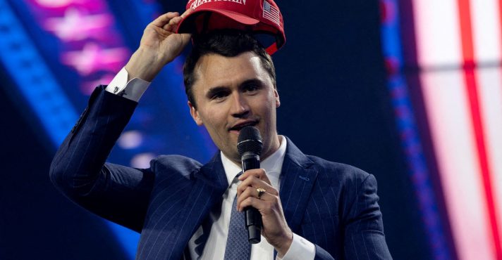 Charlie Kirk, fundador da Turning Point USA, coloca um boné MAGA durante a conferência AmericaFest 2024, patrocinada pelo grupo de direita Turning Point, em Phoenix, Arizona, EUA, em 19 de dezembro de 2024. REUTERS/Cheney Orr/Foto de arquivo