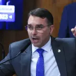 Flávio Bolsonaro, que foi à Itália em apoio à Zambeli: perícia como estratégia para demonstrar perseguição de Moraes | Foto: Lula Marques/Agência Brasil