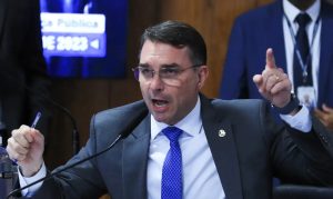 Flávio Bolsonaro, que foi à Itália em apoio à Zambeli: perícia como estratégia para demonstrar perseguição de Moraes | Foto: Lula Marques/Agência Brasil