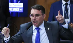 Flávio Bolsonaro, que foi à Itália em apoio à Zambeli: perícia como estratégia para demonstrar perseguição de Moraes | Foto: Lula Marques/Agência Brasil