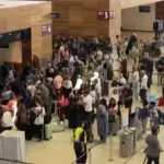 Grandes filas de passageiros se formaram nos principais aeroportos da Europa neste sábado, 20 de setembro | Foto: Reprodução/YouTube/CNN