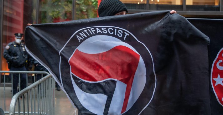 Bandeira do 'Antifascist Action', conhecido como 'antifa' | Foto: Reprodução/Redes sociais