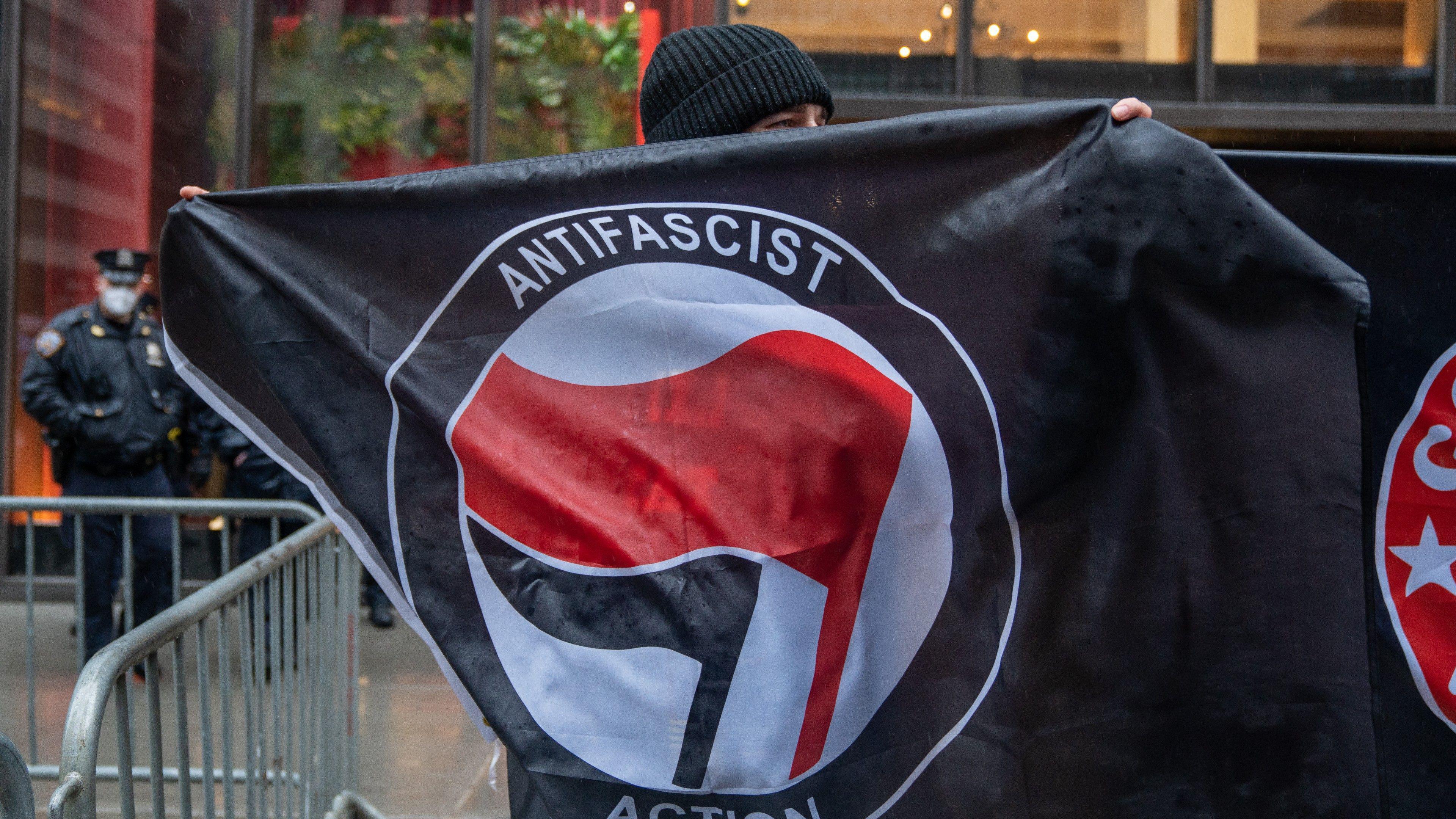 Bandeira do 'Antifascist Action', conhecido como 'antifa' | Foto: Reprodução/Redes sociais