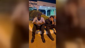 Congressistas oram em frente à casa de Bolsonaro | Foto: Redes sociais/Reprodução