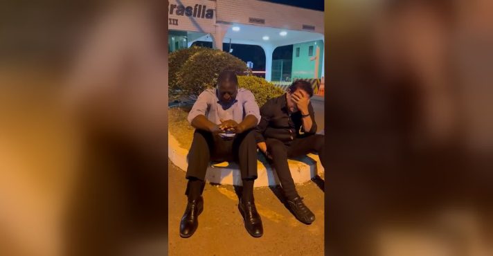 Congressistas oram em frente à casa de Bolsonaro | Foto: Redes sociais/Reprodução