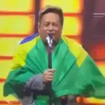 Leonardo exibe bandeira do Brasil durante show | Foto: Redes sociais/Reprodução