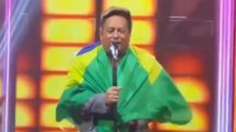 Leonardo exibe bandeira do Brasil durante show | Foto: Redes sociais/Reprodução