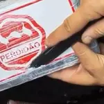 Policial exibe cocaína 'Perdidão' | Foto: SSP-SP/Divulgação