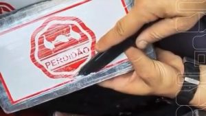 Policial exibe cocaína 'Perdidão' | Foto: SSP-SP/Divulgação
