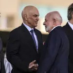 Os ministros do STF, Gilmar Mendes e Alexandre de Moraes, Luiz Inácio Lula da Silva e o Procurador-Geral da República, Paulo Gonet, durante a solenidade comemorativa ao Dia do Soldado, em 2024, Brasília | Foto: Marcelo Camargo/Agência Brasil