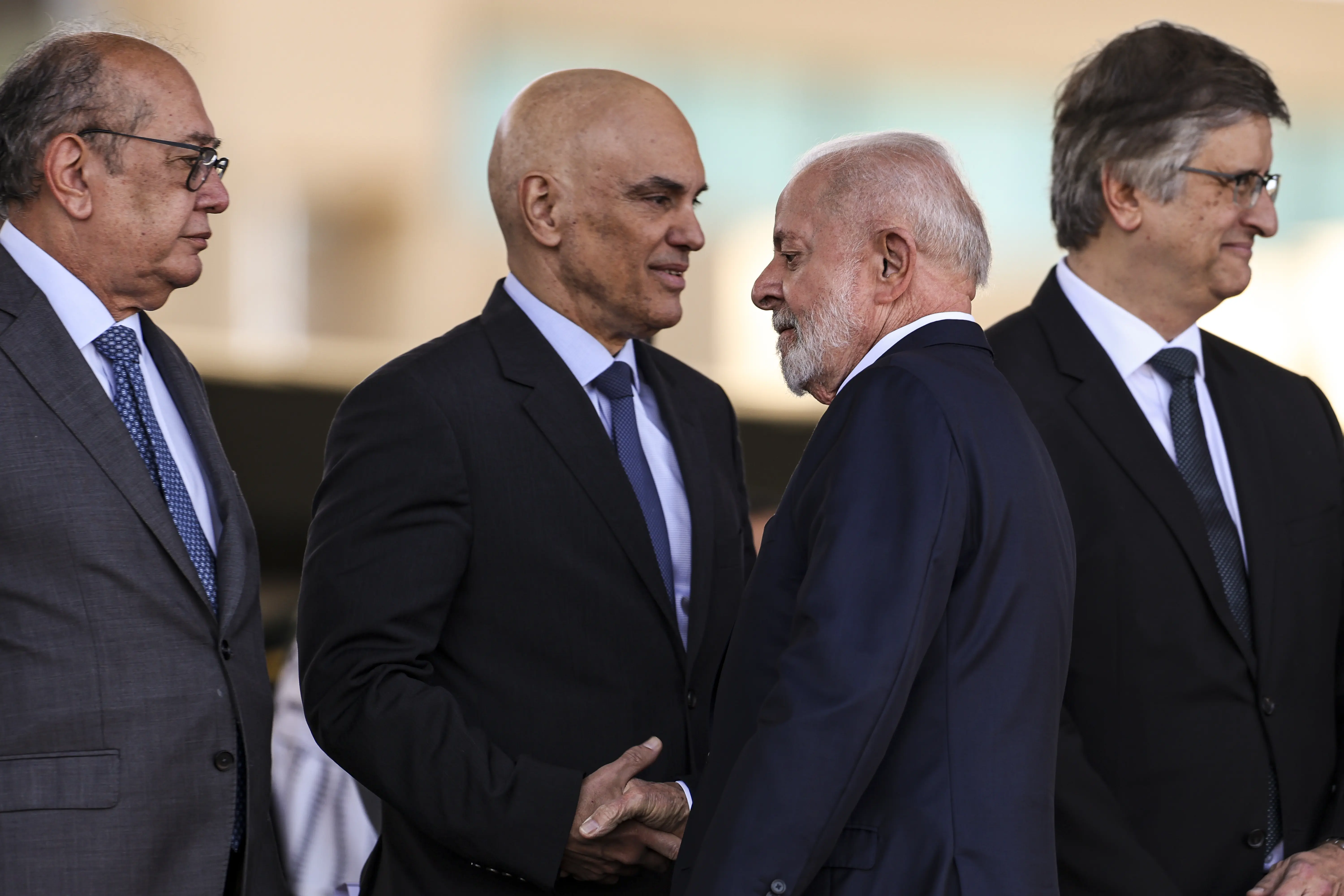 Os ministros do STF, Gilmar Mendes e Alexandre de Moraes, Luiz Inácio Lula da Silva e o Procurador-Geral da República, Paulo Gonet, durante a solenidade comemorativa ao Dia do Soldado, em 2024, Brasília | Foto: Marcelo Camargo/Agência Brasil