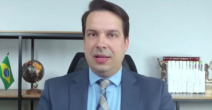 Advogado Davi Aragão concede entrevista ao vivo | Foto: Revista Oeste