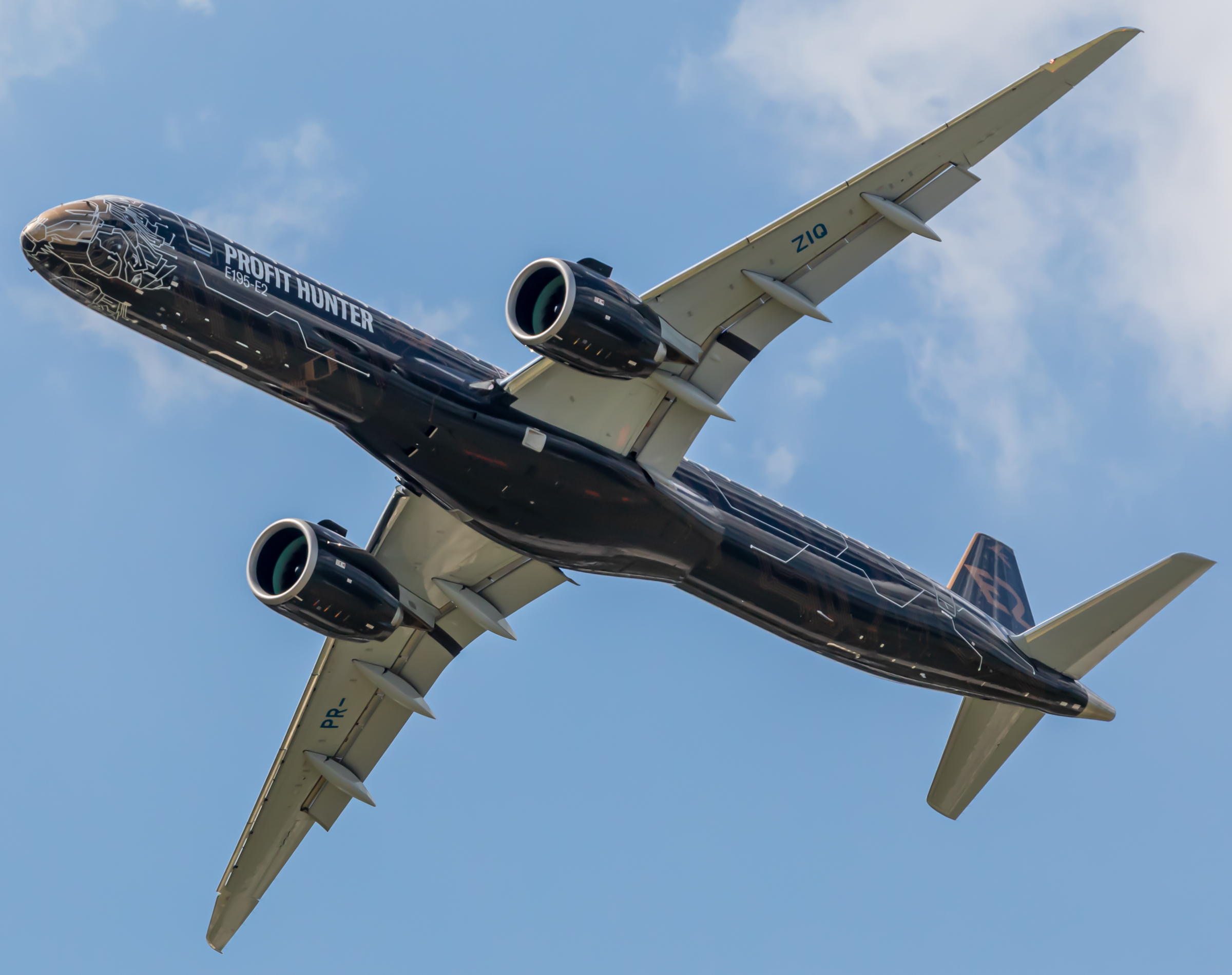 Aeronave E195-E2 da Embraer, que será comprada pela latam