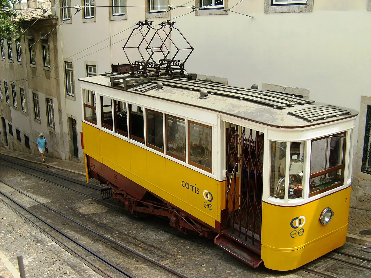 Um dos bondinhos do Elevador da Glória, em Lisboa | Foto: Reprodução/Wikimedia Commons