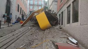 Acidente em Lisboa aconteceu depois de bondinho descarrilar | Foto: Reprodução/Redes sociais