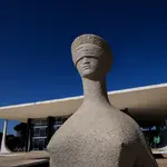 estátua da justiça - fachada do stf - artigo sobre desastrosa forma de governo - impeachment