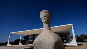 estátua da justiça - fachada do stf - artigo sobre desastrosa forma de governo - impeachment