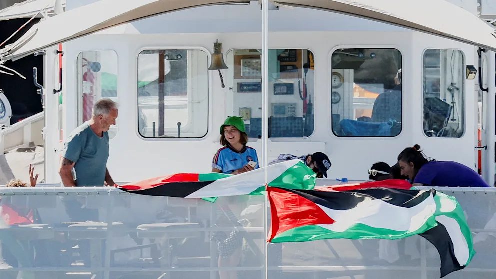 Greta Thunberg a bordo do navio "Family Madeira" | Foto: REUTERS/Eva Manez