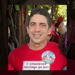 O médico Ricardo Barbosa, com a camisa do MST e adesivo de Lula: visto cancelado e demissão em clínica | Foto: Reprodução/Twitter/X
