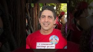 O médico Ricardo Barbosa, com a camisa do MST e adesivo de Lula: visto cancelado e demissão em clínica | Foto: Reprodução/Twitter/X