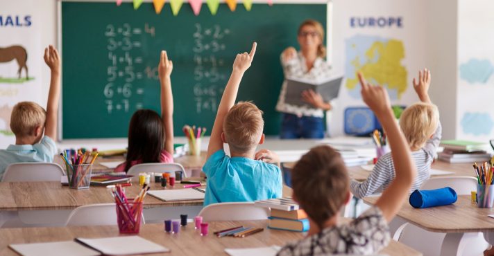 Segundo levantamento do Grupo Rabbit, o aumento nas mensalidades escolares pode chagar a quase 10% em 2026 | Foto: Reprodução/Freepik