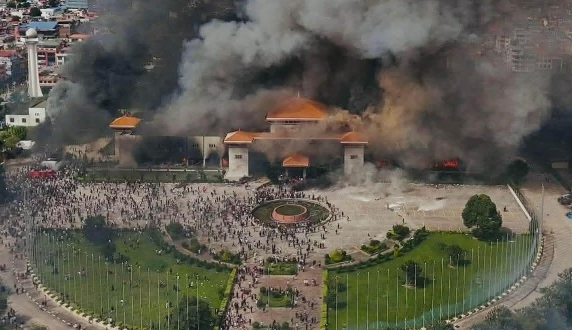 Protestos no Nepal fecham aeroporto e deixam turistas brasileiras presos no país