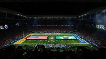 Bandeiras dos Estados Unidos e Brasil estendidas no gramado da Neo Química Arena, em São Paulo, durante o segundo jogo da NFL no Brasil | Foto: Reprodução/NFL