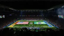 Bandeiras dos Estados Unidos e Brasil estendidas no gramado da Neo Química Arena, em São Paulo, durante o segundo jogo da NFL no Brasil | Foto: Reprodução/NFL