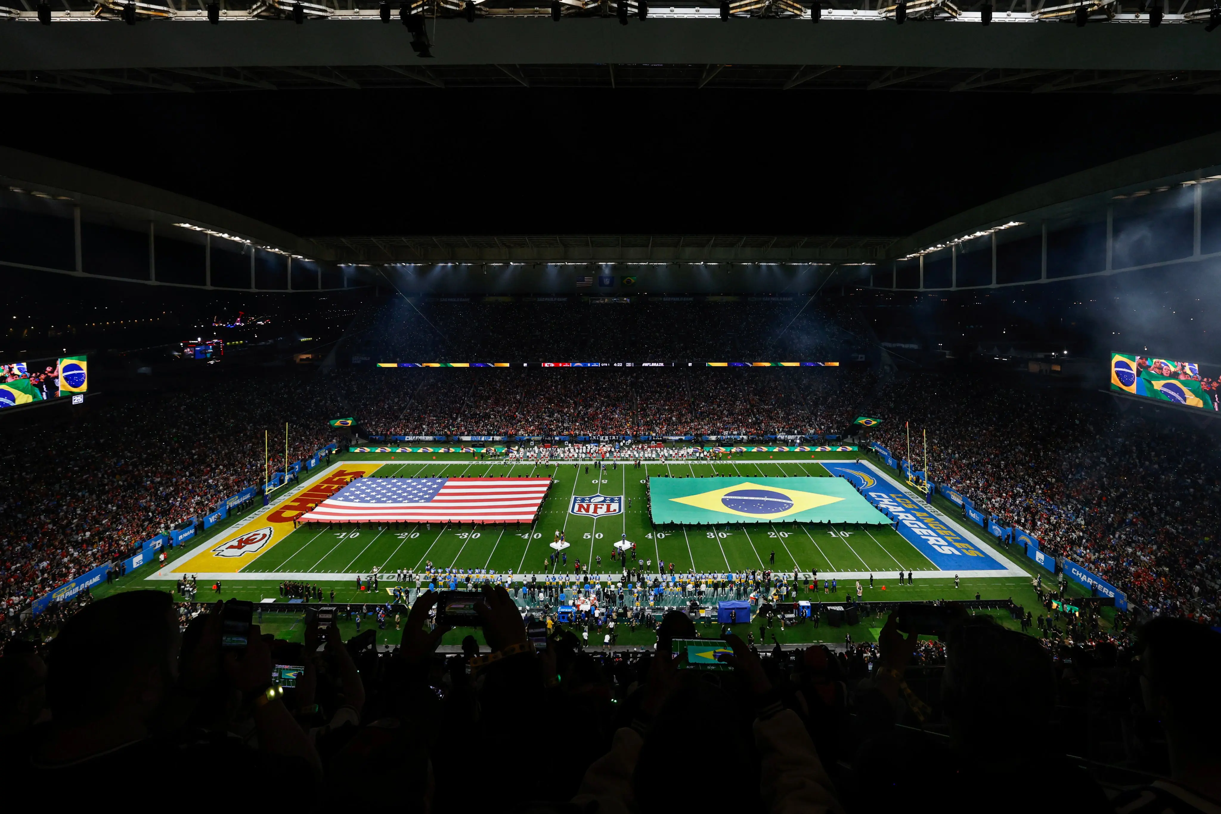 Bandeiras dos Estados Unidos e Brasil estendidas no gramado da Neo Química Arena, em São Paulo, durante o segundo jogo da NFL no Brasil | Foto: Reprodução/NFL