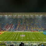 Durante o segundo jogo da NFL em São Paulo, torcedores exibiram painéis que, juntos, formaram a frase 'O país do football' | Foto: Reprodução/Instagram/@NFLBrasil