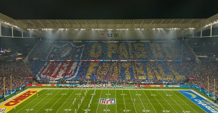 Durante o segundo jogo da NFL em São Paulo, torcedores exibiram painéis que, juntos, formaram a frase 'O país do football' | Foto: Reprodução/Instagram/@NFLBrasil