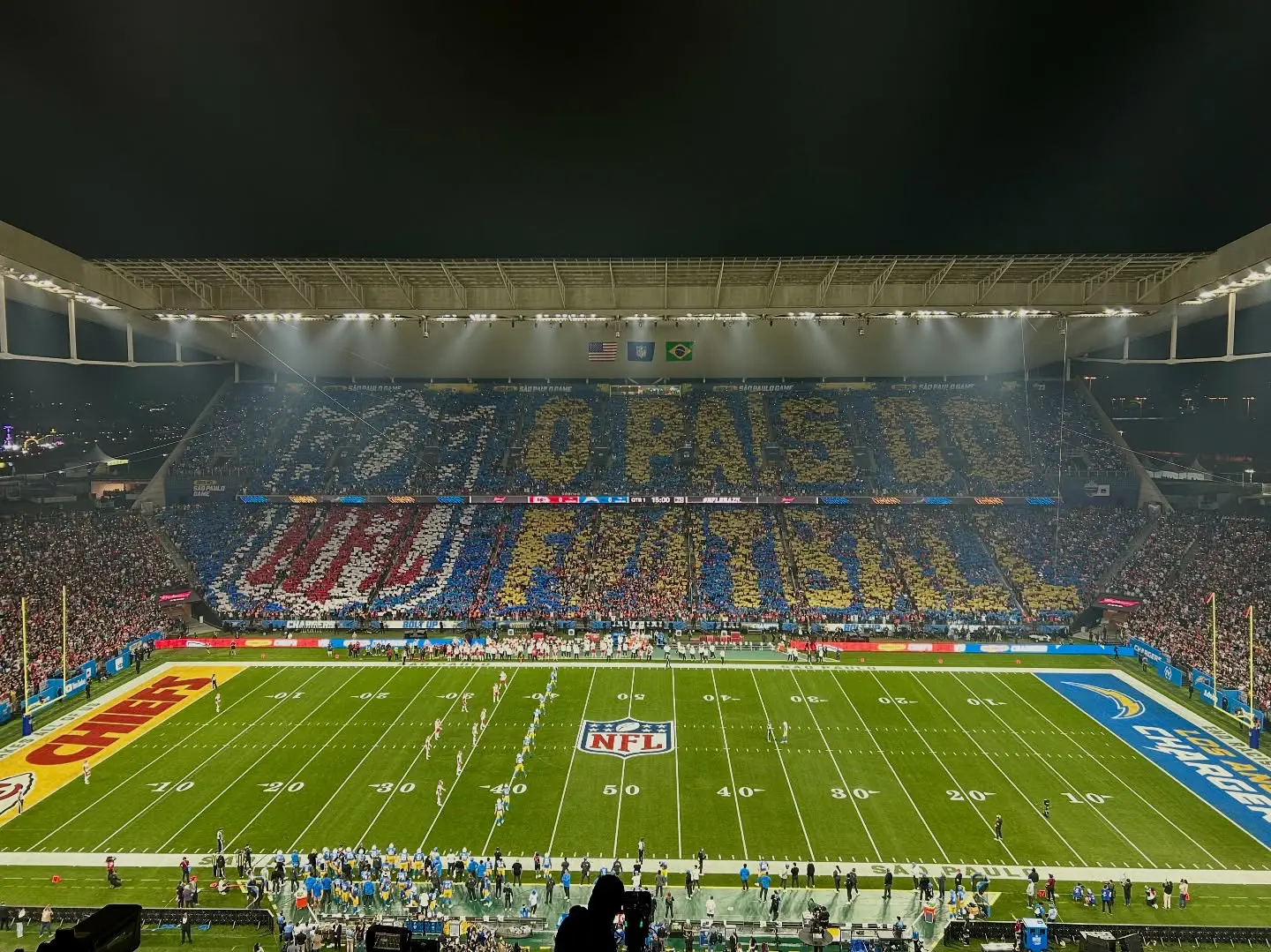 Durante o segundo jogo da NFL em São Paulo, torcedores exibiram painéis que, juntos, formaram a frase 'O país do football' | Foto: Reprodução/Instagram/@NFLBrasil