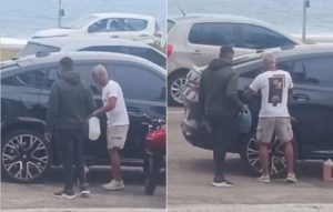 Senador Romário sendo auxiliado por motociclista no Rio de Janeiro | Foto: Reprodução/Instagram