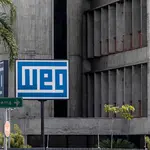 Placa com o logotipo da indústria de equipamentos WEG, na sede do prédio comercial da empresa em São Paulo, SP, Brasil (20/2/2021) | Foto: Shutterstock