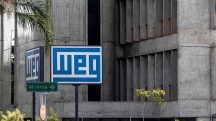 Placa com o logotipo da indústria de equipamentos WEG, na sede do prédio comercial da empresa em São Paulo, SP, Brasil (20/2/2021) | Foto: Shutterstock
